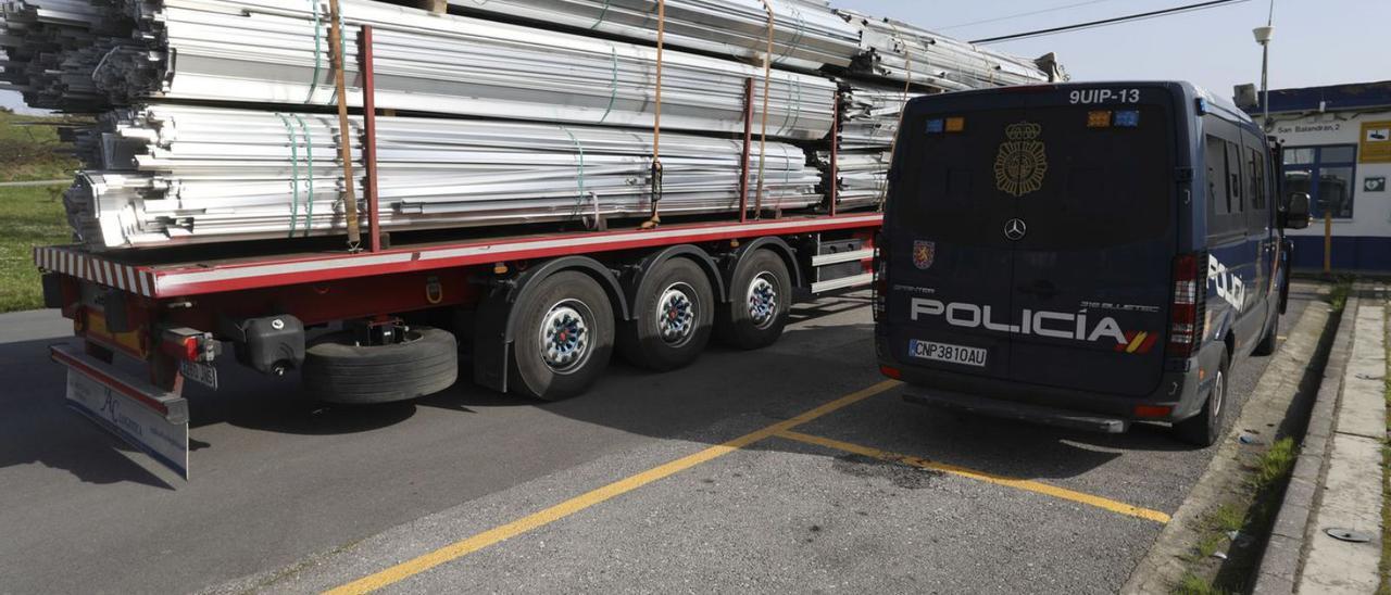 Un camión de chatarra de aluminio intenta entrar en Alu Ibérica el día en que la Policía Nacional registró las instalaciones el pasado mes de marzo.