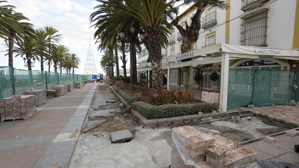 Obras en el paseo del Balcón de Europa de Nerja.