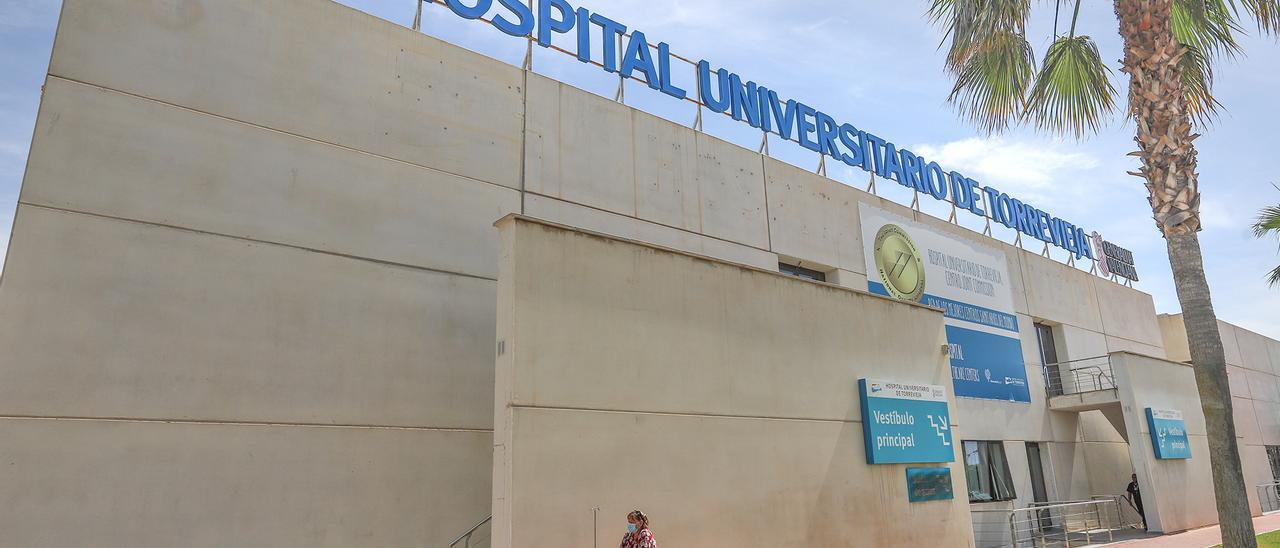 Imagen del acceso principal al Hospital Universitario de Torrevieja