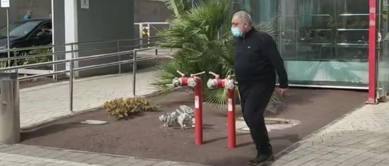 Miguel Ángel Ramos en su salida del Juzgado ayer.