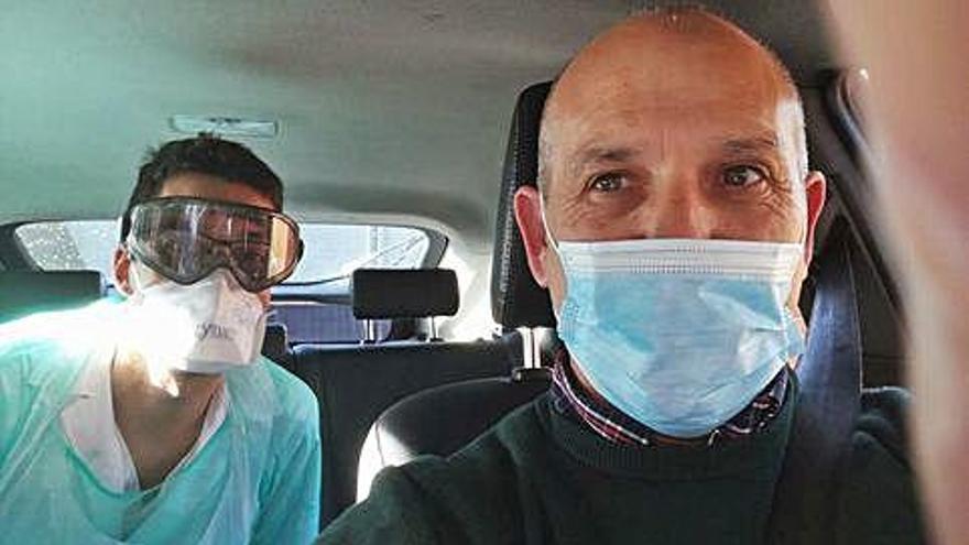 Enrique Augusto Pérez (delante) lleva a un sanitario en su taxi.