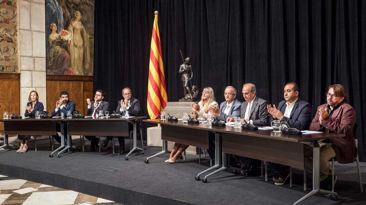 Los representantes de los sindicatos con mayor representación y de las patronales firman el quinto AIC ante el president Quim Torra, que ha celebrado el acuerdo.