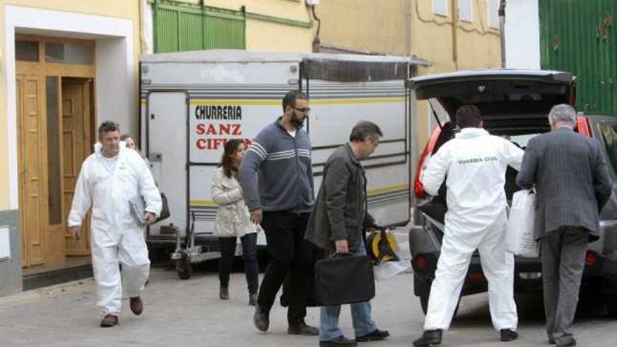 Agentes de la Guardia Civil salen de la casa del detenido.