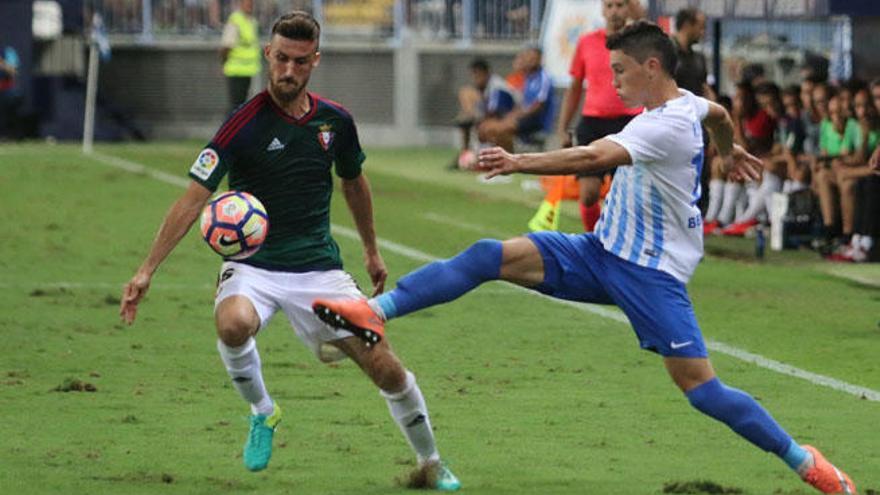 El césped de La Rosaleda se levanta y condiciona el juego.