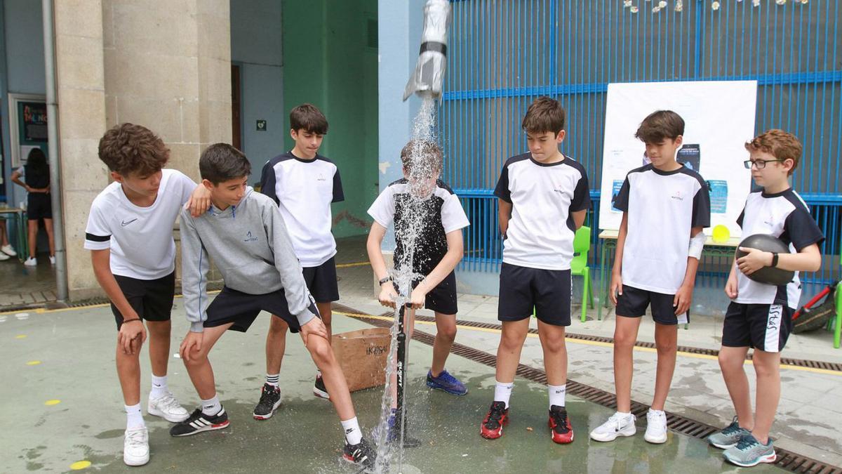 Estos alumnos hacen volar el cohete de agua aplicando la tercera ley de Newton. |   // IÑAKI OSORIO