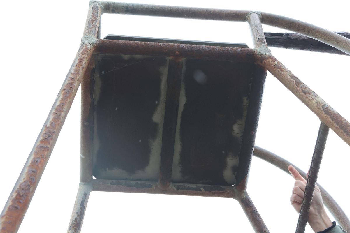 Enrique Saavedra, autor del 'mirón' gigante que divisa el Atlántico desde Arteixo