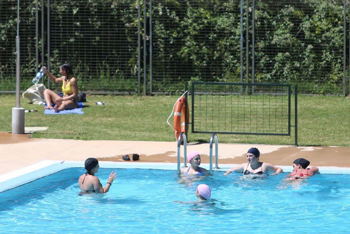 Ambiente en la piscina municipal de Lalín. | // BERNABÉ/ ANA AGRA