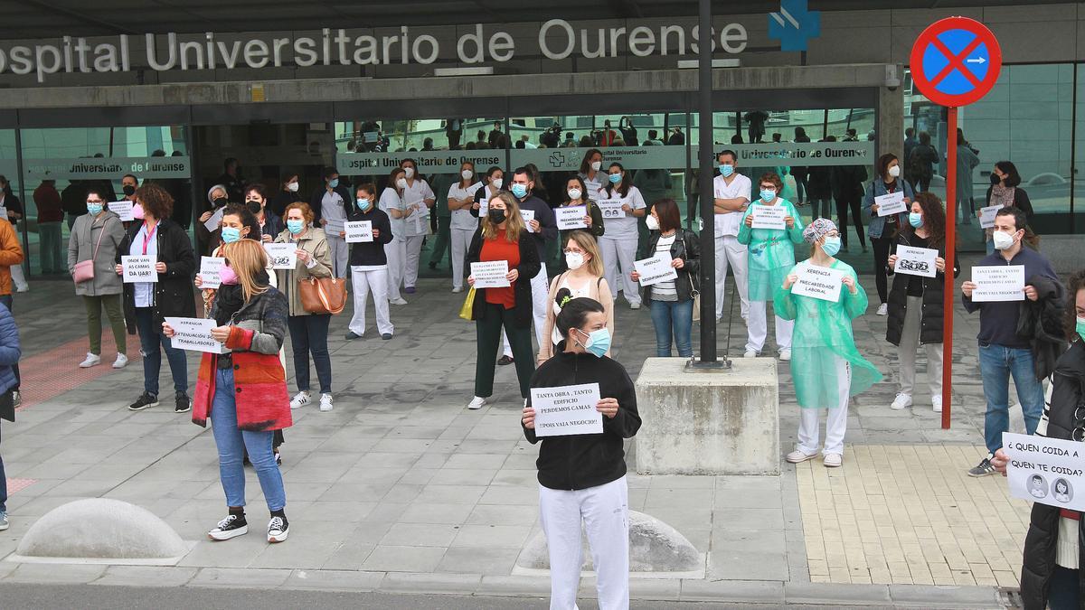 Imagen de la protesta de los sanitarios a las puertas del CHUO. //IÑAKI OSORIO