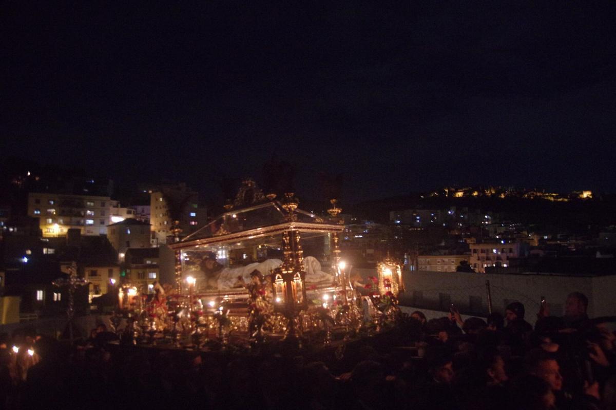 Vía Crucis con antorchas de la cofradía del Monte Calvario, la noche del sábado en Málaga