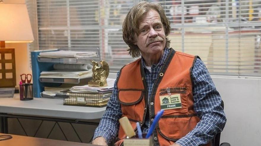 William H. Macy interpreta a Frank Gallagher.