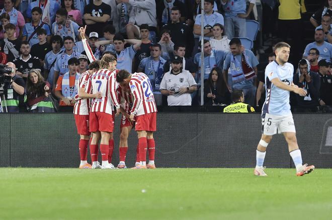 Los jugadores del Atlético celebran tras marcar ante el Celta, durante el partido de la octava jornada de LaLiga EA Sports que Celta de Vigo y Atlético de Madrid disputan este domingo en el estadio de Balaídos. EFE/Salvador Sas. (Celta) (Atlético Madrid)