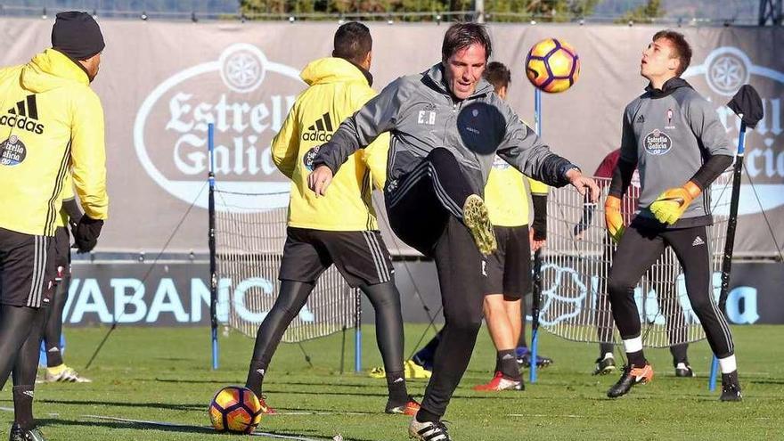 Eduardo Berizzo intenta controlar el balón durante el entrenamiento de ayer. // Marta G.Brea