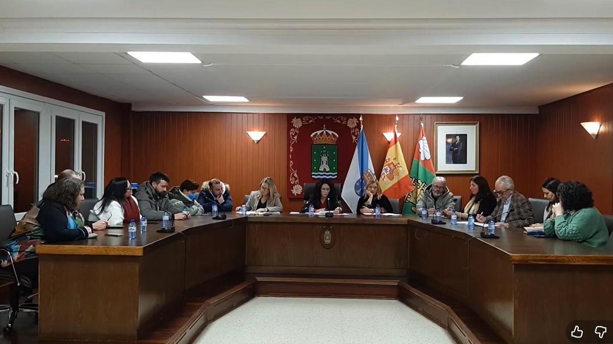 Imagen del pleno celebrado en Cee, en el que se aprobó el presupuesto de 2026.