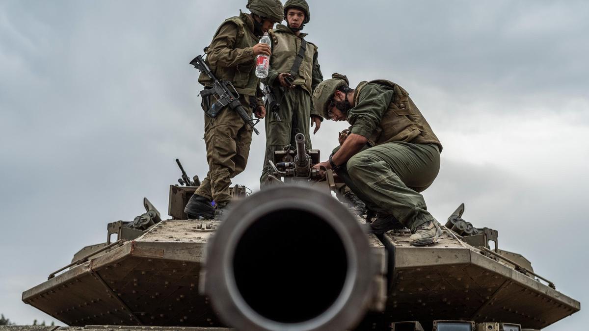 Soldados israelíes sobre un tanque en la población de Sderot, próxima a la Franja de Gaza.