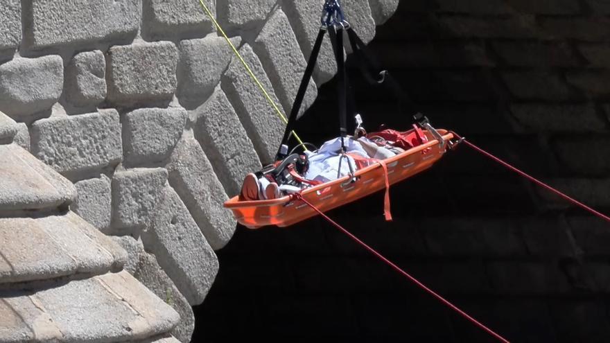 Los bomberos de Madrid rescatan a un hombre que se había caído desde el Puente de Segovia