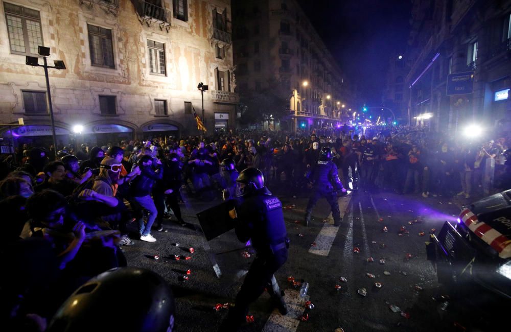 Protesta frente a la Jefatura de Vía Laietana