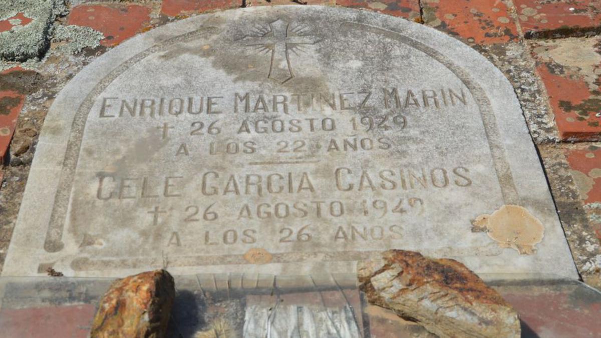 La làpida que recorda Enrique Martínez i Celedonio Garcia. | SANTI COLL