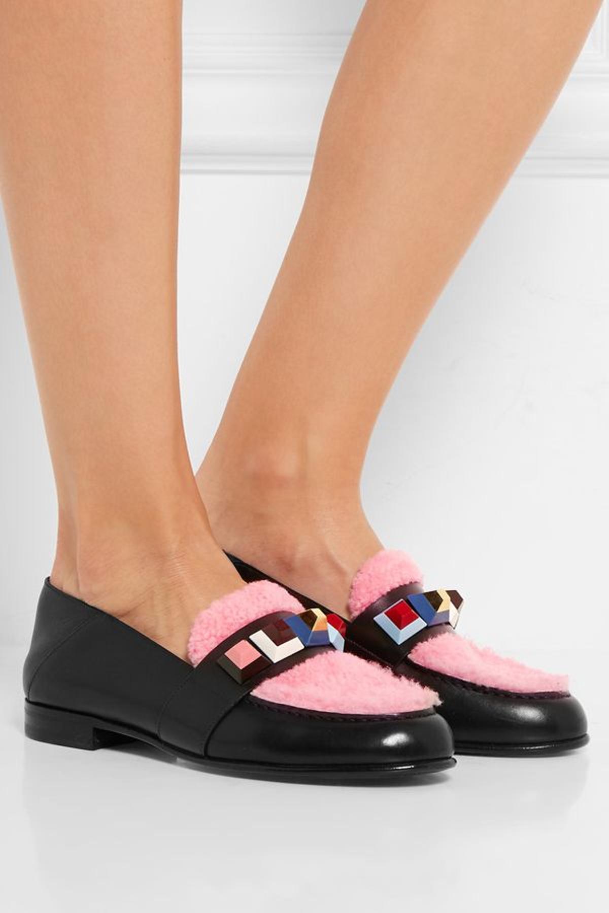 Mocasines con pelo rosa, de Fendi