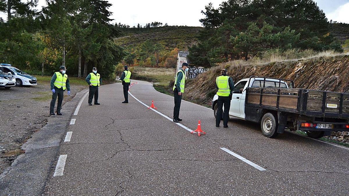 Los agentes de la Benemérita en la carretera de Calabor parando a un vehículo luso. | A. S. 