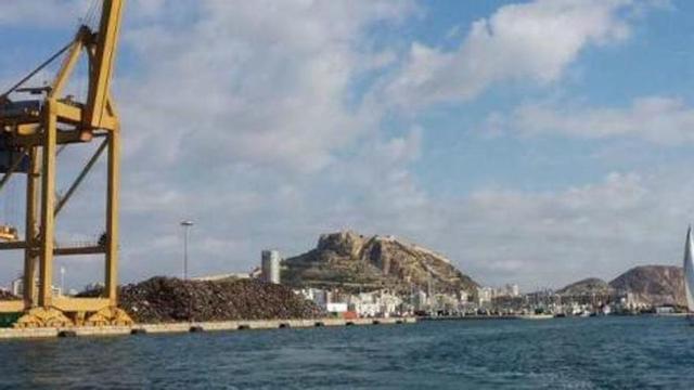 Imagen tomada desde la bocana de entrada al puerto. Frente al muelle de la chatarra está la terminal de cruceros.