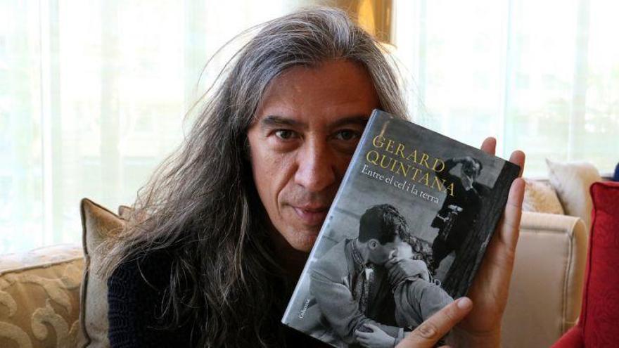 El cantant mostrant la seva novel·la