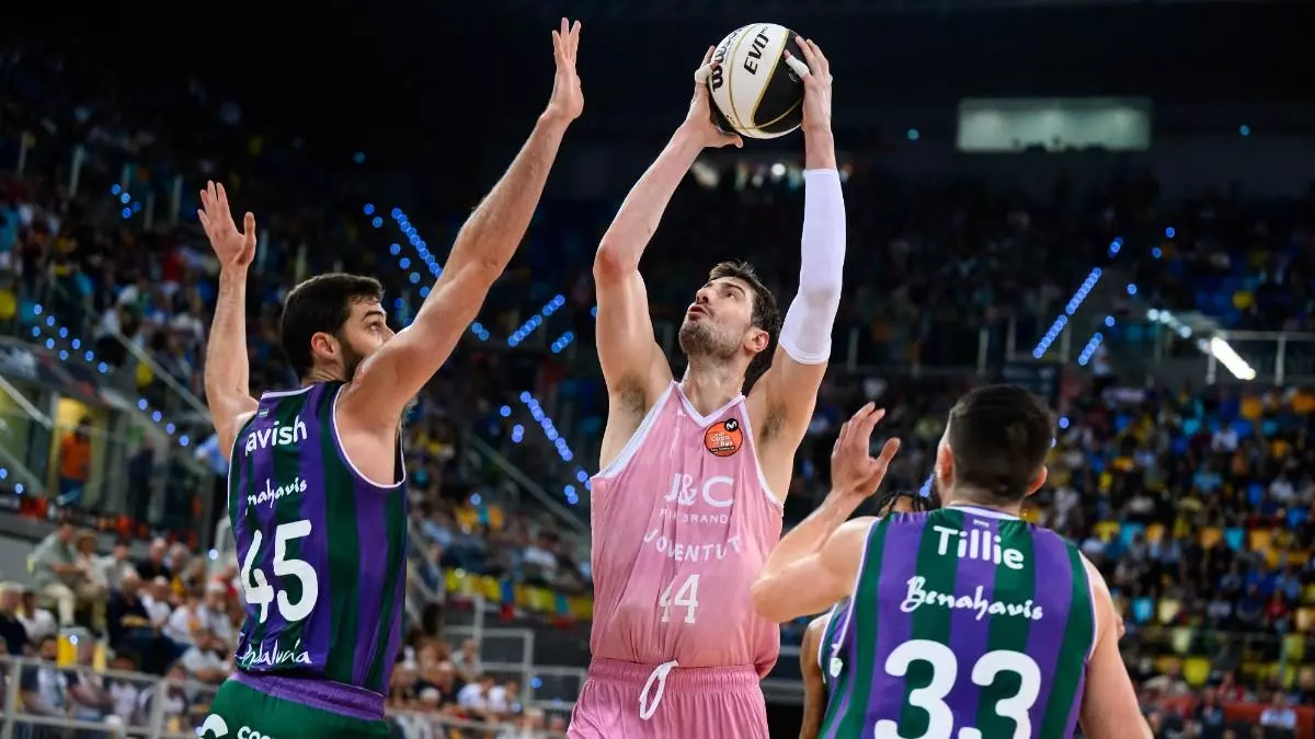 Unicaja saca el rodillo en la segunda mitad para frenar al Joventut y meterse en semifinales