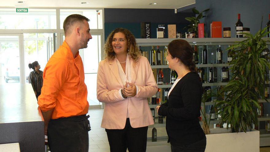 Sandra Gard amb professors del centre.