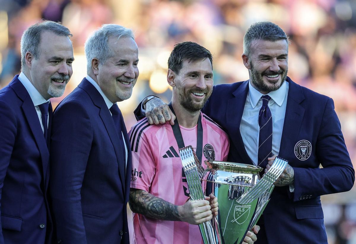 Los dueños y directivos del Inter Miami, Jose Mas, Jorge Mas y David Beckham posan con Lionel Messi y el trofeo de campeones de la MLS