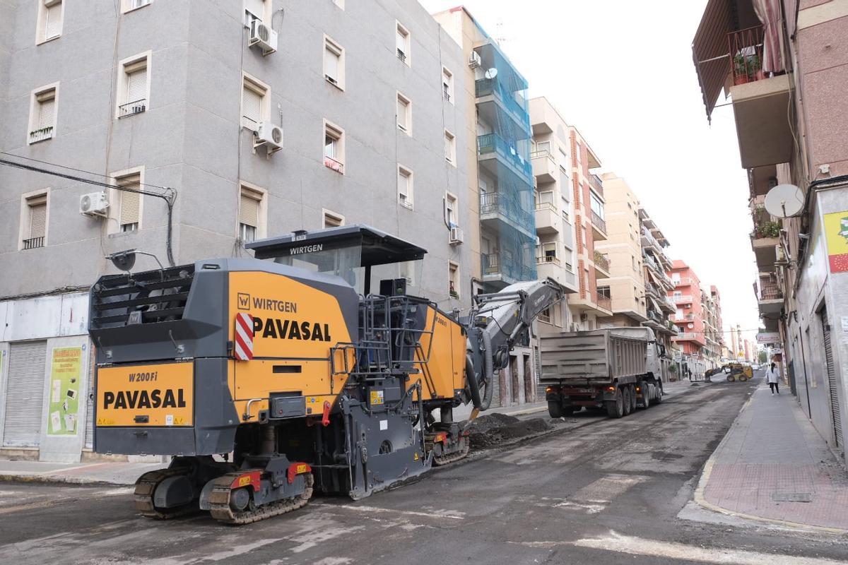 Máquinas trabajando en el asfalto de calles de Carrús