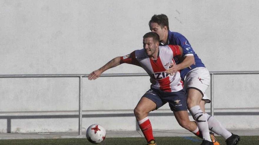 Un futbolista del Boiro agarra a Varo Fernández en el último duelo del Alondras en casa. // Santos Álvarez