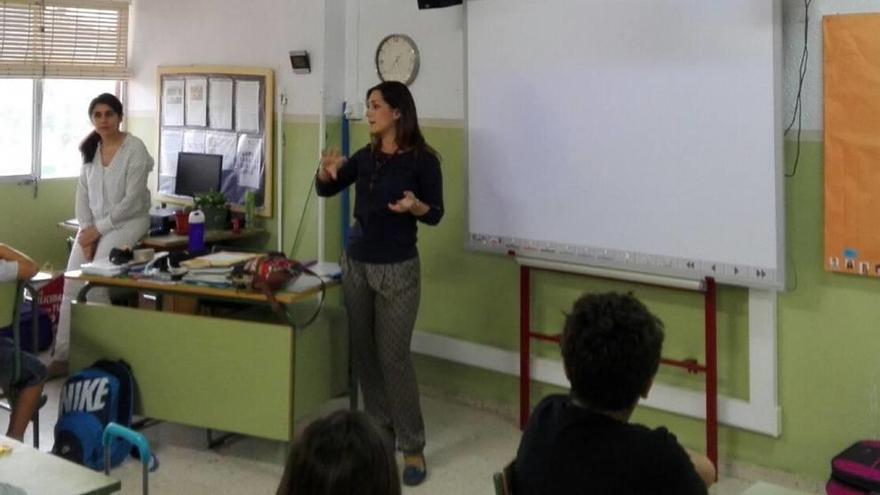 Acercando la tecnología a  las estudiantes