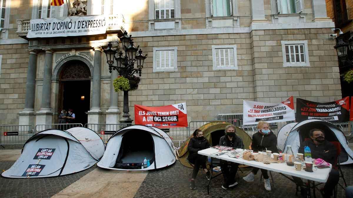 Trabajadores y empresarios del ocio nocturno acampan ante Generalitat para pedir su reapertura