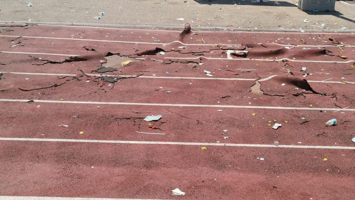 La pista de atletismo ha quedado impracticable tras el evento multitudinario.