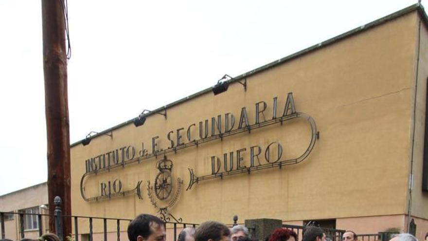 Los profesores, concentrados ante el instituto Río Duero de la capital.