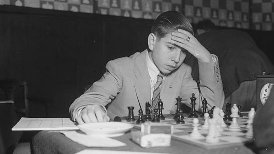 Arturito Pomar en mitad de una partida de ajedrez.