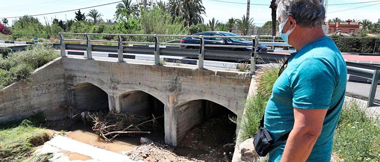 Un vecino observa un tramo del barranco de San Antón, que pasa por debajo de la carretera. | ANTONIO AMORÓS