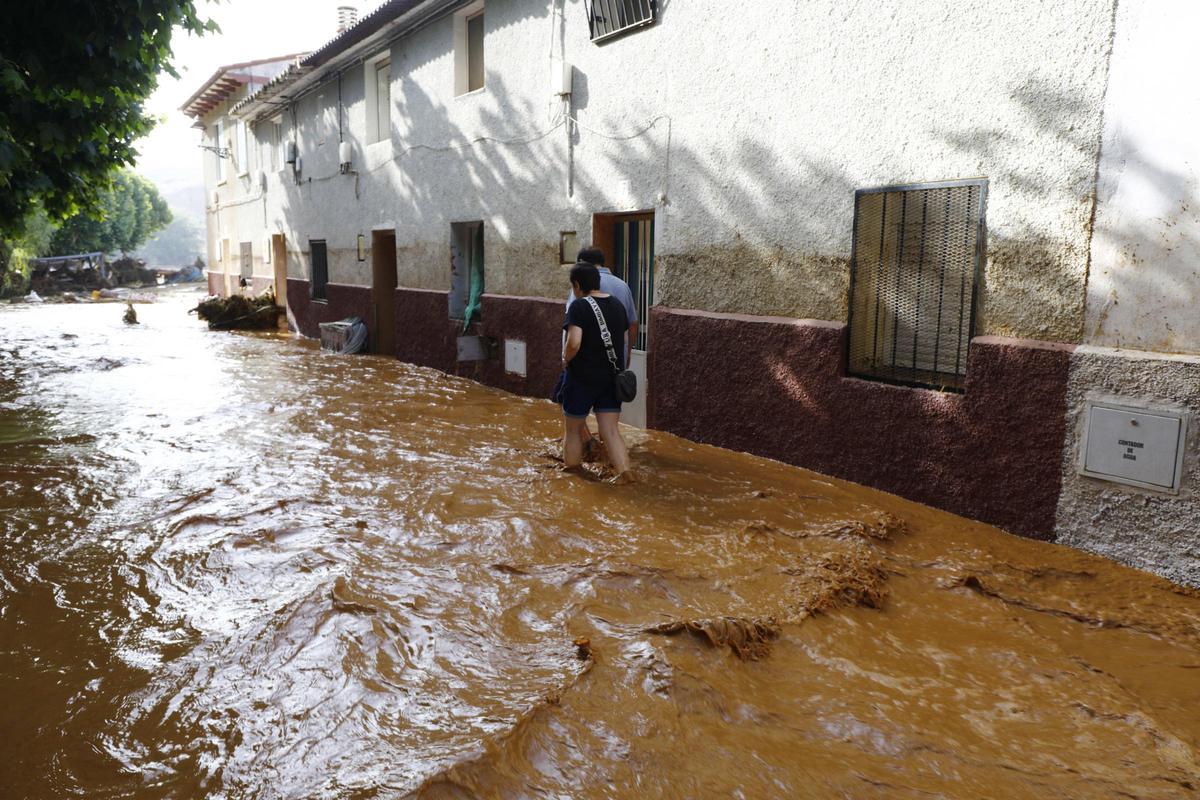 El entorno de la casa de Pedro durante la riada y un año después.