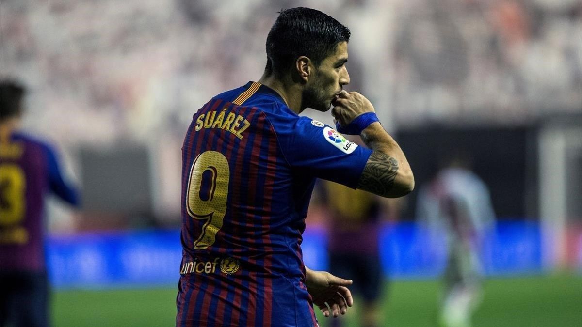 Luis Suárez celebra su segundo gol, el tercero del Barça en Vallecas al Rayo.