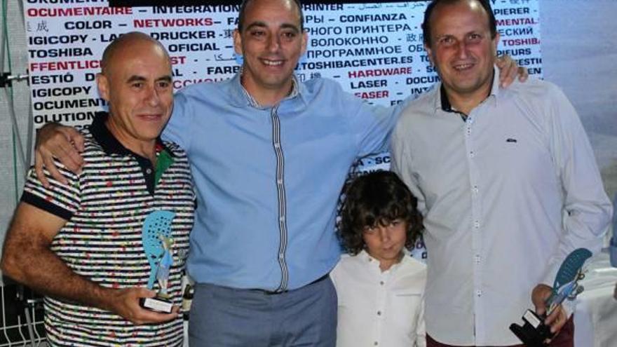 Sant Jordiet entregó un trofeo de la liga de pádel a su padre.