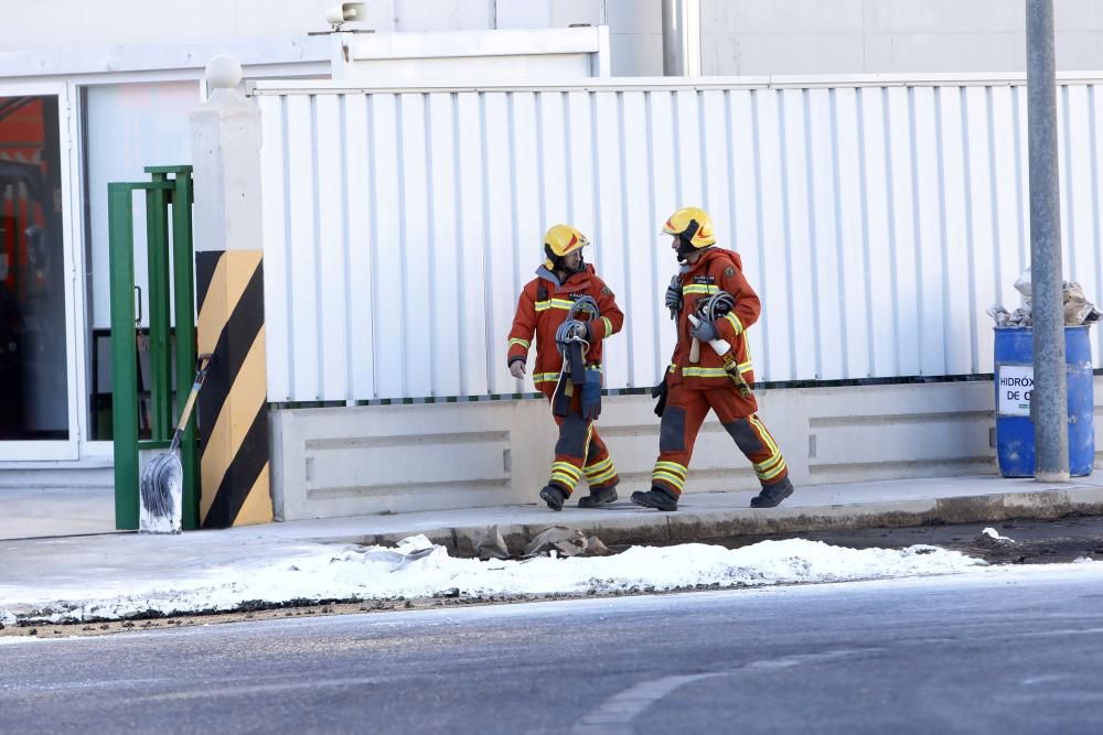 Un vertido en una empresa de Silla derrama 6.000 litros de ácido nítrico a la calle