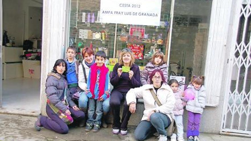 Cesta sorteada por la Asociación de Madres y Padres del Colegio Fray Luis de Granada.