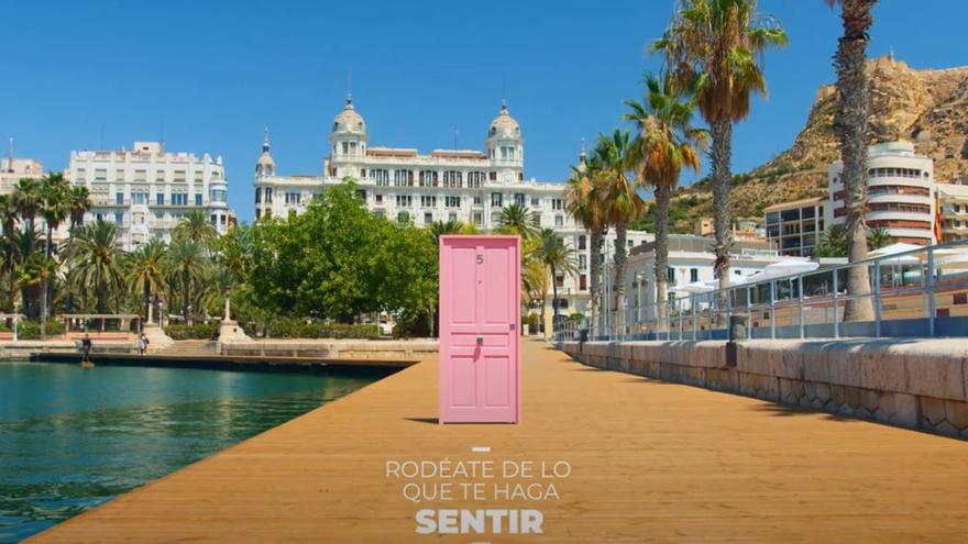 Una de las puertas está en el nuevo paseo de madera del puerto de Alicante