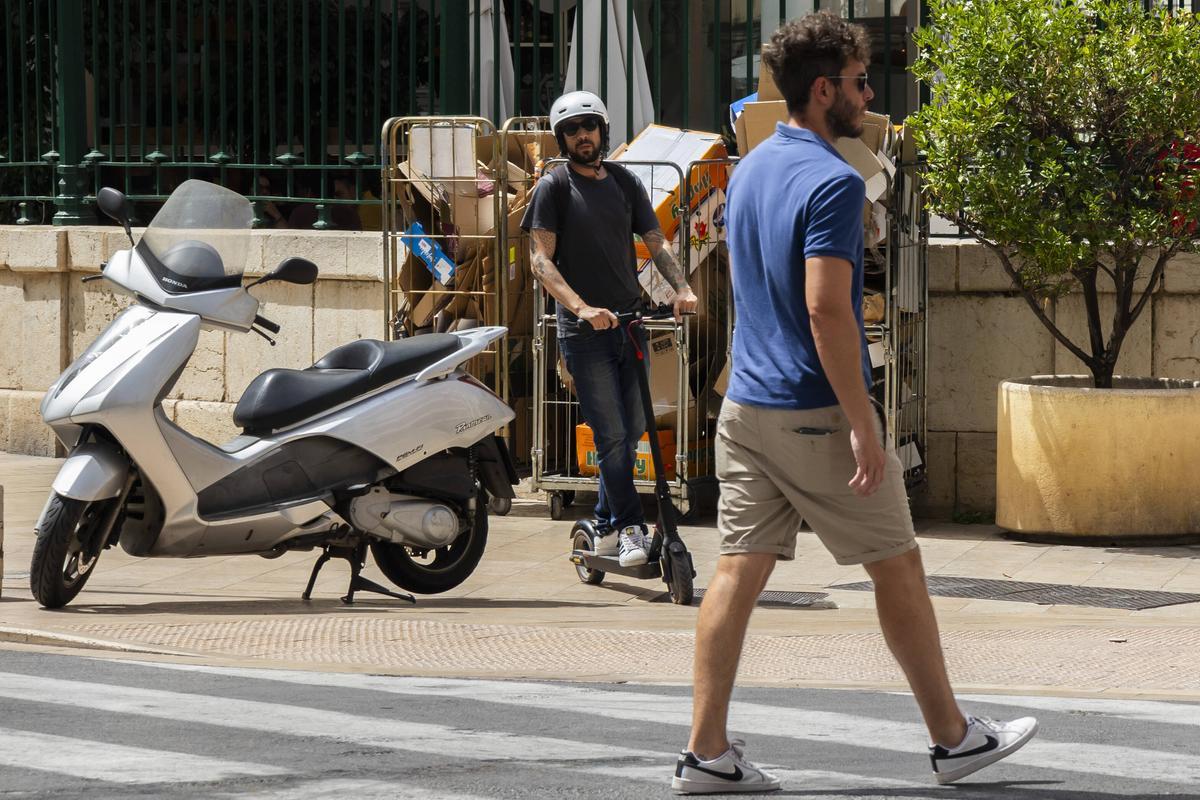 Un usuario de patinete eléctrico en València circula encima de la acera