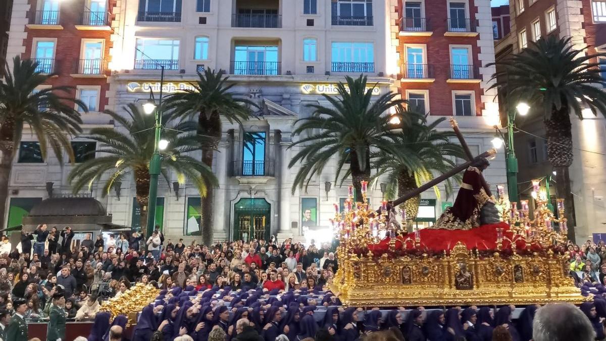 El Nazareno de los Pasos, de la cofradía del Rocío, en la plaza de la Marina.