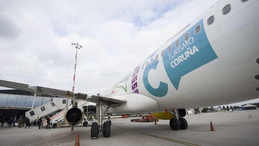 Un avión de Vueling, en Alvedro, que promociona el turismo en A Coruña.
