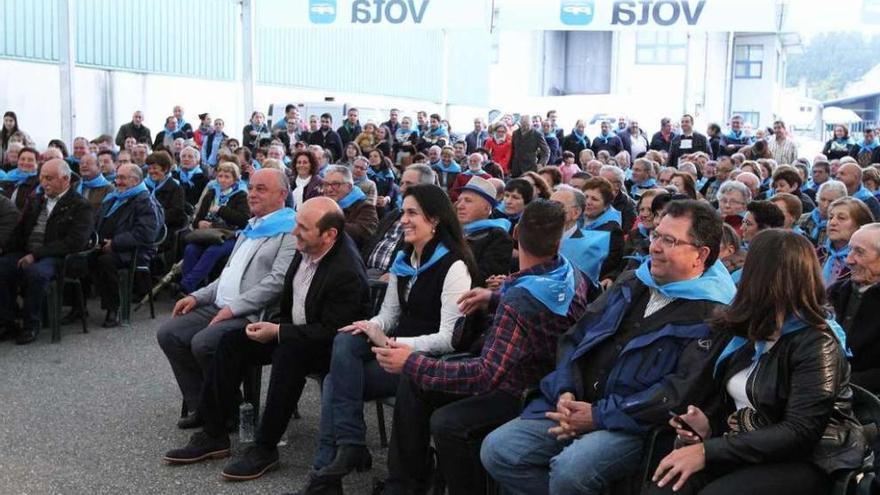 Andrés Iglesias, en primera fila junto al presidente provincial del PP Rafael Louzán, en el mitin. // Hernández