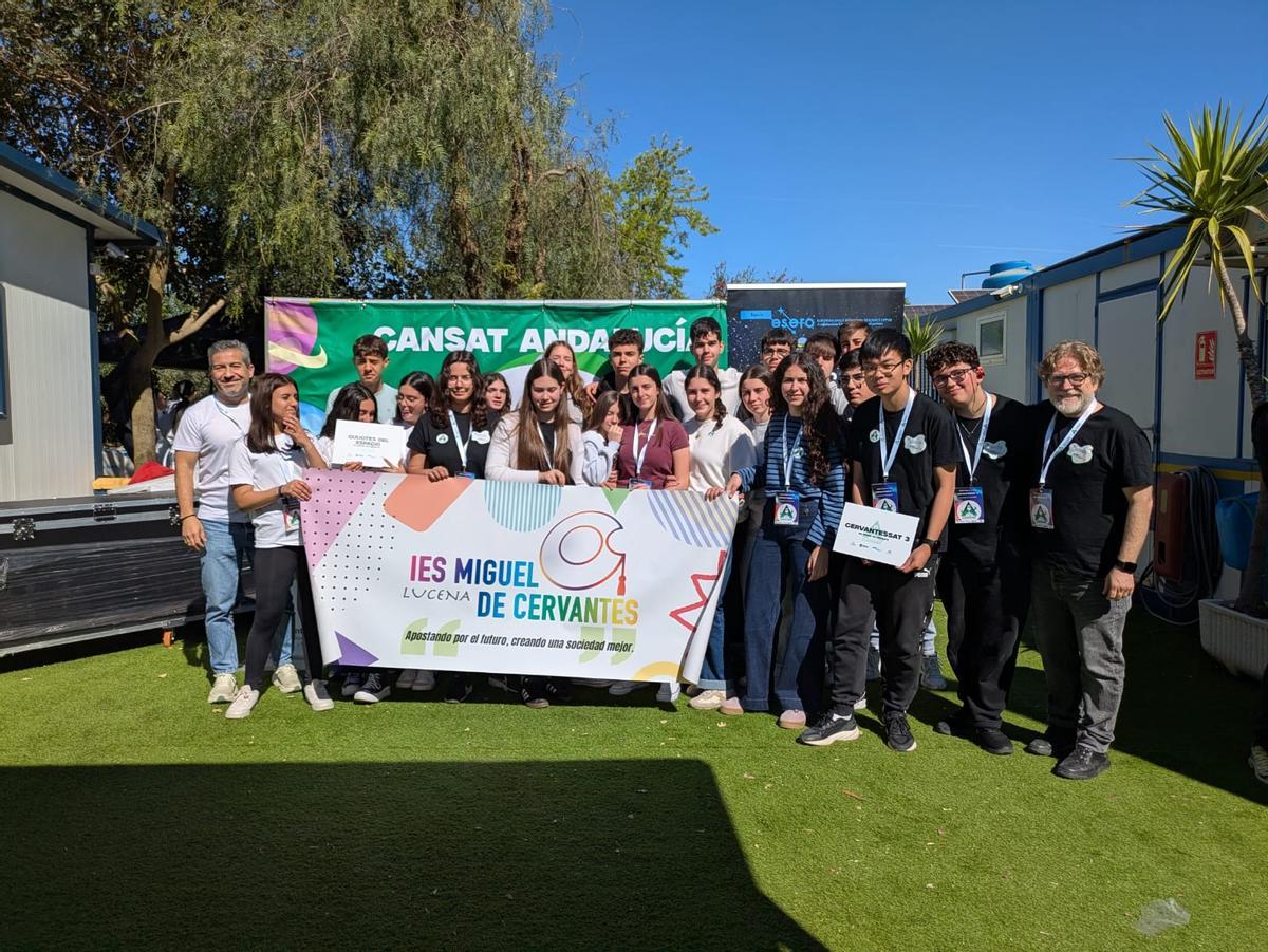 Alumnado y profesorado del IES Miguel de Cervantes que ha participado en el proyecto.