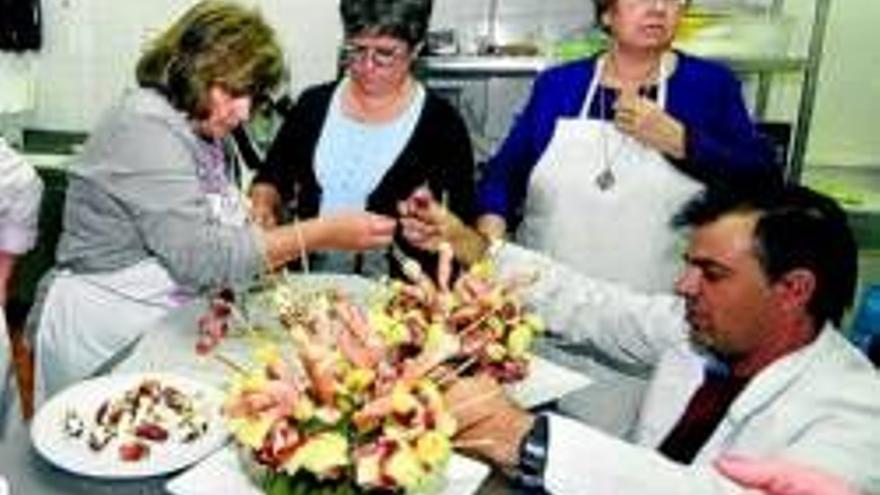 Las amas de casa clausuran un curso de cocina profesional