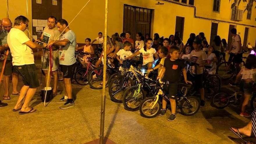 Prueba ciclista con participación masiva de niños.