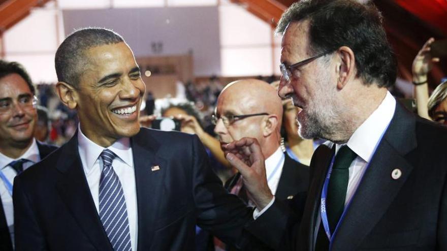 Obama charla con Rajoy durante la Cumbre del Clima que aprobó el acuerdo.